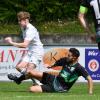 René Schröder (am Boden) gibt noch einmal alles. Der Co-Spielertrainer des FC Gundelfingen hat einen einstelligen Tabellenplatz als Ziel für die restlichen drei Spiele mit den Grün-Weißen ausgerufen. Wobei noch zwei knifflige Heimspiele auf den FCG warten. Foto: Walter Brugger