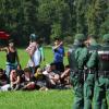 Bei einem Protestmarsch von Flüchtlingen im Kreis Augsburg kam es zu einer Auseinandersetzung, als die Polizei die Personalien der Flüchtlinge kontrollieren wollte. 