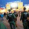 Polizisten sorgen auf dem Plärrer für Sicherheit. Über die Jahre hat sich die Lage auf Schwabens größtem Volksfest deutlich verbessert.