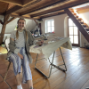 Die Künstlerin Laura Sauerbrey aus Neuburg träumt von einem eigenen Atelier. Noch malt sie bei ihrem Freund zu Hause.