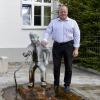 Als das Foto gemacht wurde, floß das Wasser: Mittlerweile hat Hurlachs Bürgermeister Andreas Glatz (Bild) den Brunnen vor dem Rathaus abgestellt.  