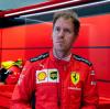 Sebastian Vettel schaut wenig glücklich. Kein Wunder, den Saisonauftakt hat sich der Ferrari-Pilot anders vorgestellt. 