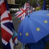 Ein Demonstrant zeigt seine Ablehnung gegen den Brexit vor dem britischen Parlament mit einem EU-Regenschirm.