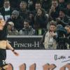 26.01.2019, Nordrhein-Westfalen, Mönchengladbach: Fußball: Bundesliga, Borussia Mönchengladbach - FC Augsburg, 19. Spieltag im Borussia Park. Der Augsburger Andre Hahn beißt in sein Trikot. Augsburg verliert 0:2. Foto: Roland Weihrauch/dpa - WICHTIGER HINWEIS: Gemäß den Vorgaben der DFL Deutsche Fußball Liga bzw. des DFB Deutscher Fußball-Bund ist es untersagt, in dem Stadion und/oder vom Spiel angefertigte Fotoaufnahmen in Form von Sequenzbildern und/oder videoähnlichen Fotostrecken zu verwerten bzw. verwerten zu lassen. +++ dpa-Bildfunk +++