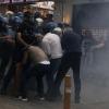 Sicherheitskräfte hindern Demonstranten daran die mit Tränegas gefüllte Einkaufsmeile Istiklal Caddesi zu verlassen.
