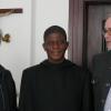 Pater Maurus Blommer, Abt Romain Botta und Siegfried Hertlen freuen sich auf den baldigen Start des Brunnenbaus in Togo.  	Foto: S. Hertlen