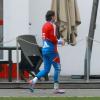 Torhüter Yann Sommer, Neuzugang beim FC Bayern München, geht nach der Trainingseinheit vom Platz.