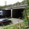 Von dieser Brücke am Gablinger Weg warf zuletzt ein Unbekannter einen Stein auf ein Fahrzeug, das auf der B17 unterwegs war.