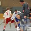 Wenn in der Halle mit Bande gespielt wird, kann es manchmal eng zugehen. Beim Sport-Wiedemann-Cup wird nach alten Regeln gekickt. 
