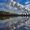 Wasserdampf steigt aus den Kühltürmen des Braunkohlekraftwerks Jänschwalde der Lausitz Energie Bergbau AG (LEAG).