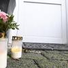 Blumen und Kerzen vor der Augsburger Wohnung, in der eine 57-jähriger Frau im November erst ihren schwerstbehinderten Sohn und dann sich selbst getötet hat. 