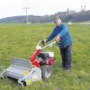 Heimatpfleger Ludolf Karletshofer führt den neuen Rasenmäher vor: Mit dem Gerät sollen die Zugänge zu den Sitzbänken gepflegt werden. 