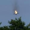 Brennend stürzt einer der „Eurofighter“ zu Boden.  	