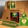Defibrillatoren können Menschen das Leben retten.