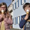 Maggie (9) und Quirin (7) Wind aus Landsberg lassen sich beim Cortina in Landsberg ein Eis schmecken.