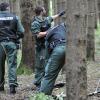 Mai 2013: In einem Wald bei Geltendorf treffen Polizisten zufällig auf einen schwer bewaffneten Mann. Der Täter eröffnet das Feuer und stirbt im Kugelhagel. Unser Foto zeigt die Spurensuche im Wald.