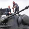 Bundeskanzler Olaf Scholz auf einem Gepard-Panzer, den die Ukraine bekommt und die Bundeswehr gerne wieder hätte.