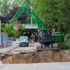 Ein Bagger der Kampfmittelräumung arbeitet unterhalb der Mülheimer Brücke in Köln (Nordrhein-Westfalen) am Bombenfundort.