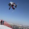 Der 17-jährige Snowboarder Moritz Breu bei einem hohen Sprung auf dem Weltmeisterschafts-Kurs im sibirischen Krasnojarsk. Am Ende brachte der junge Nördlinger eine großartige Silbermedaille mit nach Hause.  	