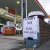 Ein Zettel mit der Aufschrift "Entschuldigung, kein Benzin verfügbar" ist an einer Tankstelle in Bracknell angebracht.