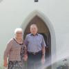 Elfriede und Otto Stetter vor der Kapelle in Asch, die sie beide pflegen. 