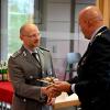 Der neue Kommandeur Oberstarzt Dr. Bernd Breuermann erhält von seinem Vorgänger, Oberstleutnant Markus Pöppel, nicht nur Begrüßungsgeschenken, sondern auch den Schlüssel für den Dienstwagen.
