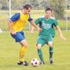 Am zweiten Spieltag setzte es für Holzkirchen ein 1:5 gegen Harburg. Spielertrainer Stefan Fischer (links) gelang der Ehrentreffer per Strafstoß.  