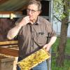 Der Salgener Imker Josef Strobel ist begeisterter Imker und leitet eine Belegstelle für Bienen im Scheppacher Forst im Landkreis Günzburg. Solche Stellen helfen in der Bienenzucht, gute Eigenschaften zu erhalten. Die Königinnen gehen gemeinsam mit Arbeitsbienen im „Begattungskästchen“ auf die Reise zur Belegstelle. 	