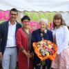 Gratulierten „ihrer Tante Emma“ zum 100. Geburtstag: (von links) Claudio Erdner, Karin Erdner und Luisa Erdner. 	„Warum solle ich aufgeregt sein? Ich kenne doch alle Leute, die hier sind.“