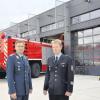 Kommodore Oberst Stefan Scheibl (links) und der Leiter der Feuerwehr, Peter Knoller, vor der neuen Feuerwache des Bundeswehrstandorts Lechfeld.