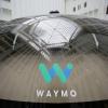 Das Logo der Google-Schwesterfirma Waymo ist während eines Google-Events auf der Scheibe eines fahrerlosen Waymo-Autos zu sehen.