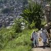 Im Mineira-Slum in Rio de Janeiro sind medizinische Mitarbeiter unterwegs, um älteren Menschen, die ihre Häuser nicht verlassen können, eine Corona-Impfung zu verabreichen.