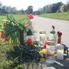 Dort, wo am Karsamstag bei Allenberg (Gemeinde Schiltberg) eine junge Fußgängerin nach einem Unfall gestorben ist, sind Blumen niedergelegt und Kerzen angezündet.