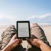 Perfekt für den Urlaub: Ein eBook-Reader, auf dem sämtliche Lieblingsbücher für den Strand gespeichert sind.