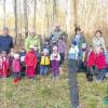 Rund 50 Bäume pflanzten die Kinder aus dem Zöschinger Kindergarten kürzlich unter fachlicher Anleitung.  