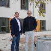 Günter Schwendner, Geschäftsführer der Lebenshilfe Donau-Ries (links), und Christian Zuber, Vorsitzender des Kinderheim-Fördervereins, freuen sich, dass der erste von drei Bauabschnitten planmäßig fertig ist. In den quaderförmigen Neubau konnten alle Kinder umziehen.  	