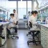 In einem Klebstoffbetrieb sind Labore natürlich wichtig. Hier werden neue Produkte entwickelt. Delo setzt in hohem Maße auf Forschung.