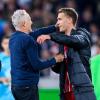 Freiburgs Trainer Christian Streich (l) und Nils Petersen umarmen sich. In seinem letzten Auftritt vor heimischem Publikum gelang dem Stürmer in vergangener Saison noch ein Treffer.