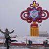 Gut gelaunt vor den Olympischen Winterspielen – eine Szene vom Platz des Himmlischen Friedens in Peking.  	