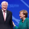 Beste Freunde? Bundeskanzlerin Angela Merkel und Ministerpräsident Horst Seehofer erklärten am Freitag  deutlich, wie sehr sie sich doch über das Treffen auf dem Parteitag freuten.