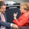 Vielleicht das letzte Mal zusammen in diesen Rollen auf der Regierungsbank: Gut gelaunt plauderten Angela Merkel und Sigmar Gabriel während dem letzten Schlagabtausch im Bundestag.