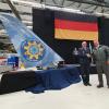 Ansgar Rieks (links) und Michael Schöllhorn freuten sich über 20 Jahre Kooperation zwischen der Deutschen Luftwaffe und Airbus in Manching. Gemeinsam enthüllten sie die Finne.