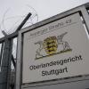 Ein Schild weist in Stuttgart-Stammheim auf das Oberlandesgericht hin.
