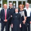 Den Kliniken St. Elisabeth eng verbunden (von links nach rechts): Dr. Bernhard Hoch, Direktor Markus Mayer, Domkapitular Armin Zürn, Schwester Maria Goretti Böck, die Mitarbeitervertreter Dr. Elisabeth da Cruz und Roland Angerer sowie Günter Strobl. 