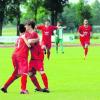 Der TSV Friedberg (rot) ging im Finalspiel des Landkreispokals trotz verschossenen Elfmeters gegen den FC Stätzling in Führung, hier Simon Metzger (links), der das 1:0 erzielte. 