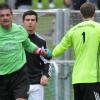 Dinkelscherbens Trainer Manuel Degendorfer musste für Niklas Dittmann (rechts) Oldie Jürgen Lehnert zwischen die Pfosten schicken. 