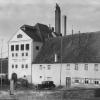 Links liegt die Brauereiwirtschaft mit Mälzerei von Johann Dürrwanger um 1930. Im Hof stehen motorisierte und pferdebespannte Bierfuhrwerke. Die Sternwirtschaft rechts hatte sogar eine Kegelbahn.
