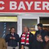Im Champions League Achtelfinal-Rückspiel FC Bayern München gegen FC Arsenal steht Präsident des FC Bayern München, Uli Hoeneß (M),  neben Bundestrainer Joachim Löw (2.vr). 