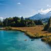 Das Wasser des Faaker Sees strahlt oft in solch hellem Blau, dass man sich an die Karibik erinnert fühlt. 