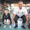 Sepp Graf gibt seine Erfahrung aus mehreren Jahrzehnten Gewichtheben an den acht Jahre alten Alexander Häfele (links) weiter. Am kommenden Wochenende ist Graf bei der EM in Aserbaidschan selbst im Einsatz.  